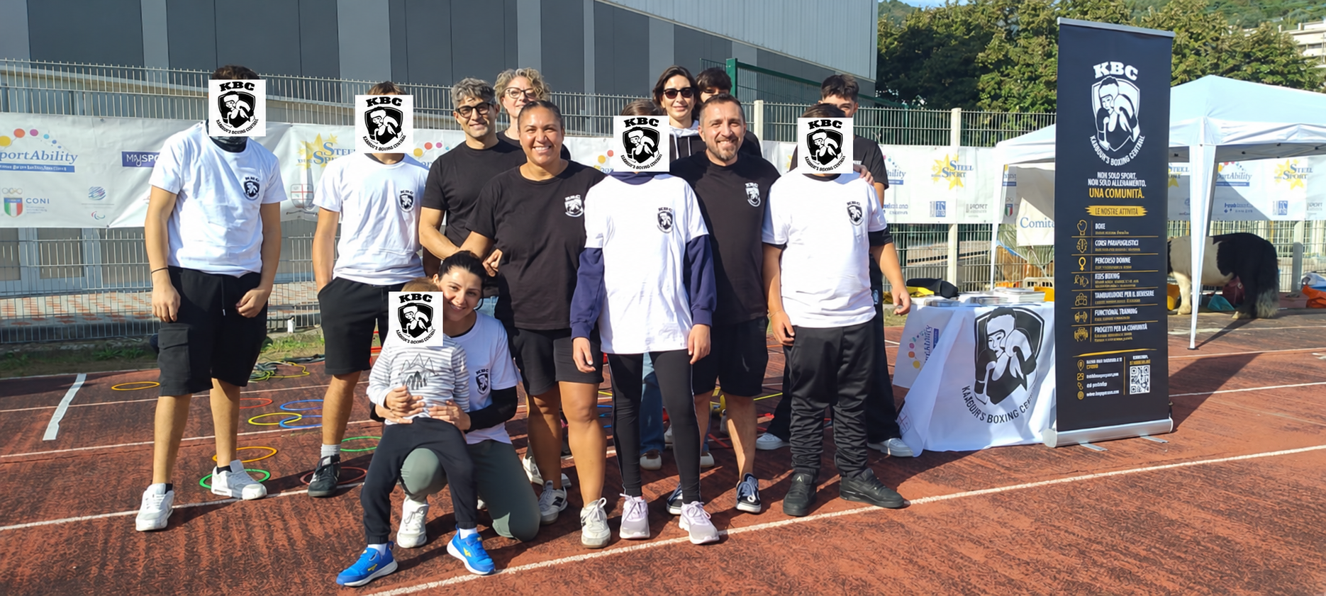 Foto di gruppo con adesivi KBC