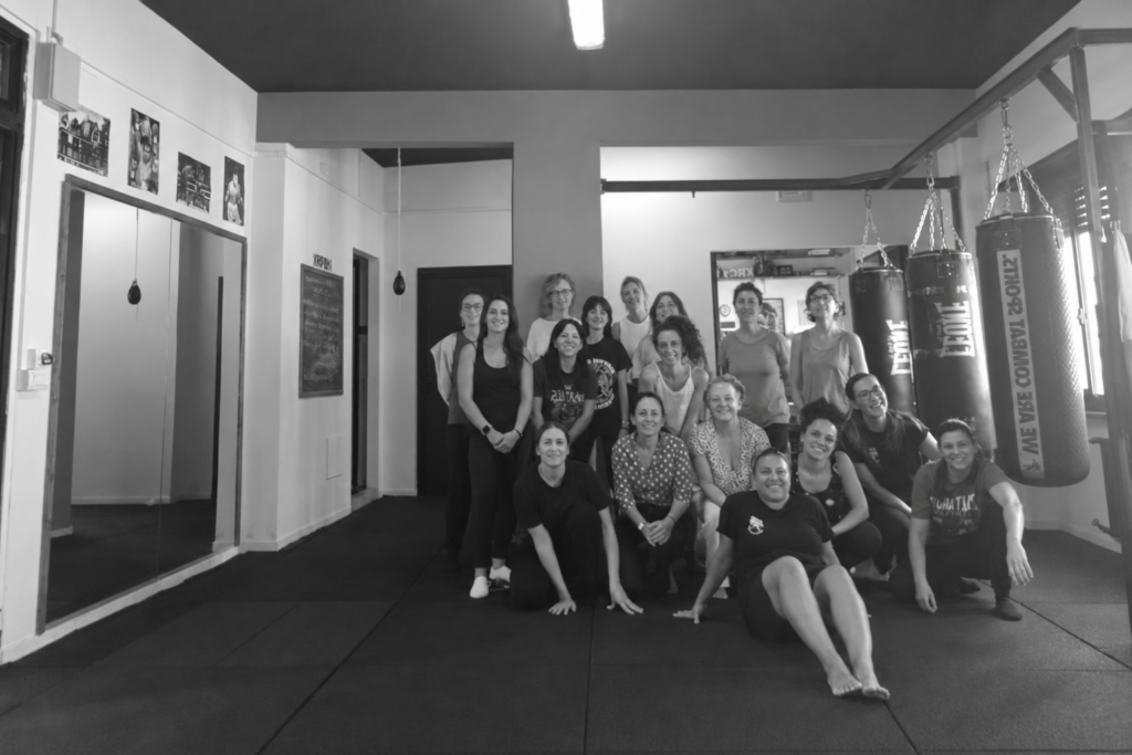 Sedici donne in palestra, bianco e nero