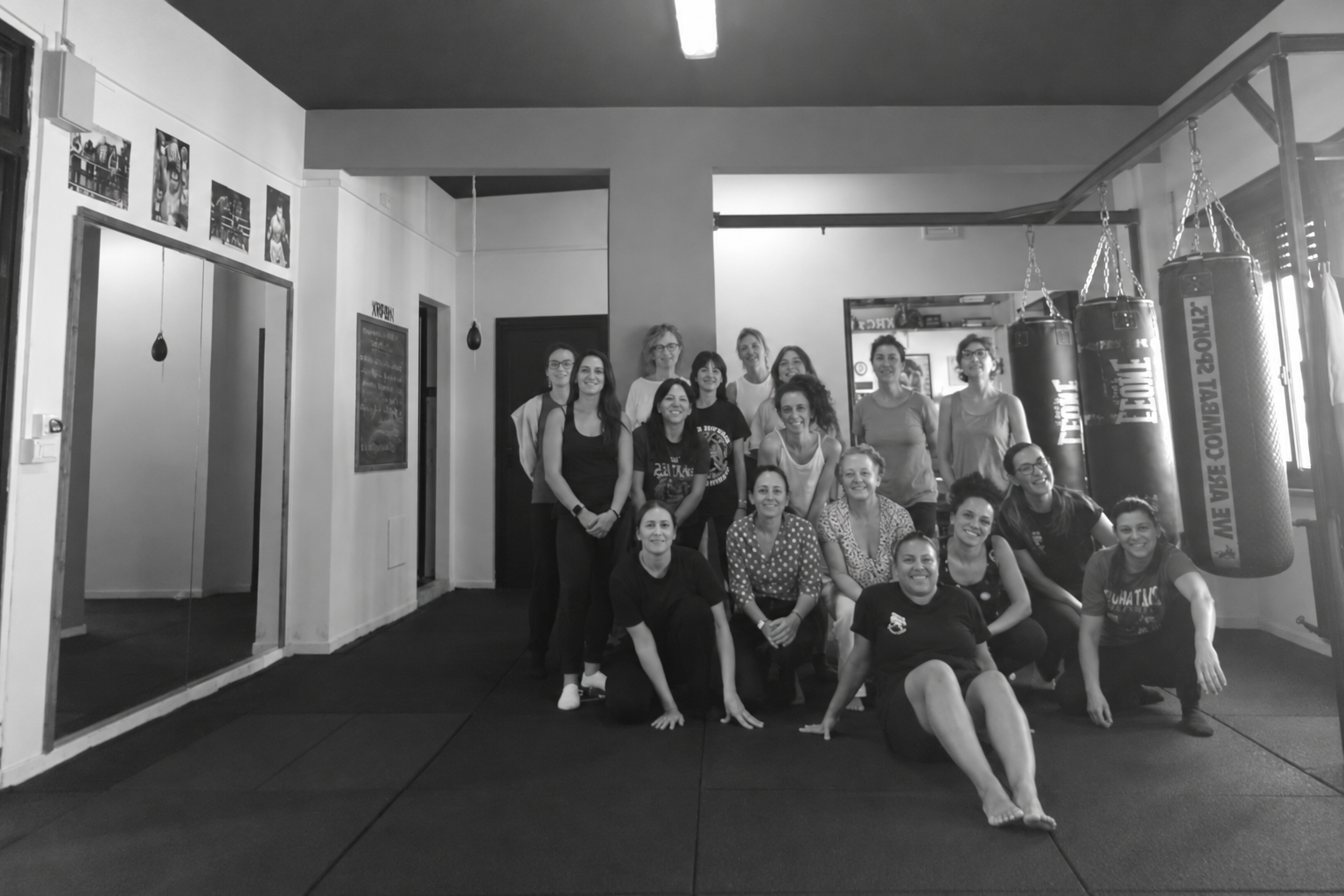 Sedici donne in palestra, bianco e nero
